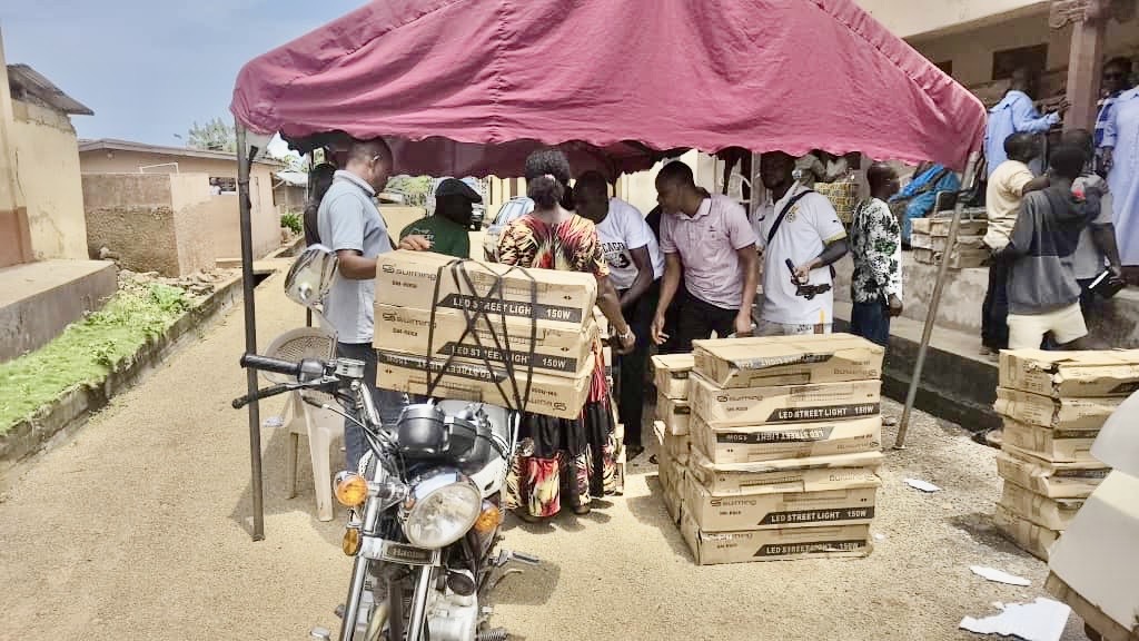 MP distributes Streetlights 